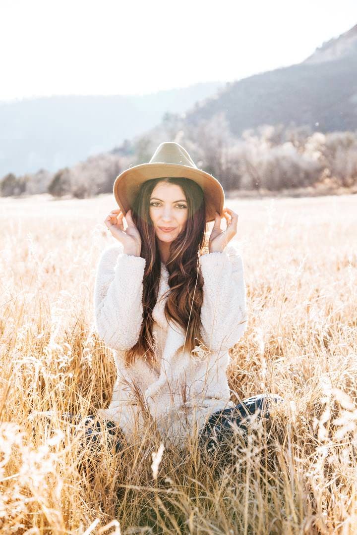 barley-field-beautiful-brunette-countryside-cowboy-hat-cute-1492743-pxhere.com
