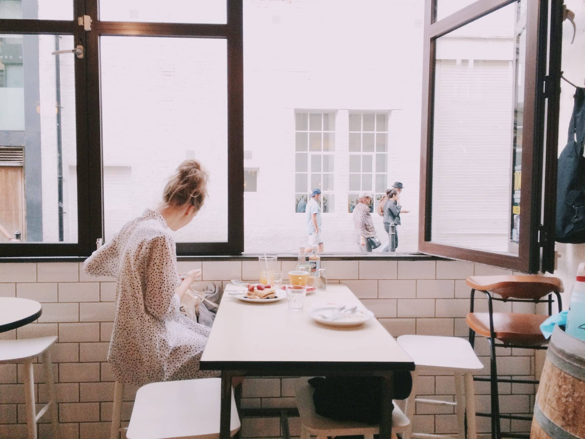 woman-cafe-698162-pxhere.com